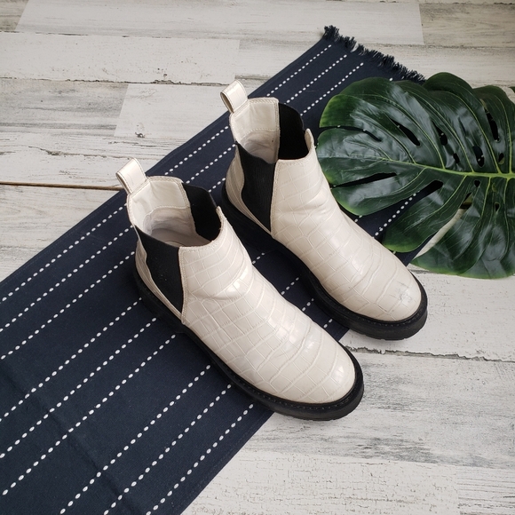 Steve Madden| Tyclone White Croc Bootie Size 7 - Picture 2 of 9